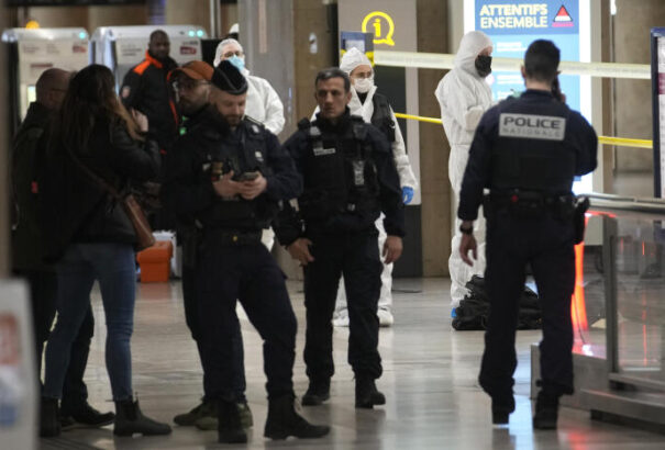 Késes támadás Párizsban – több sérült