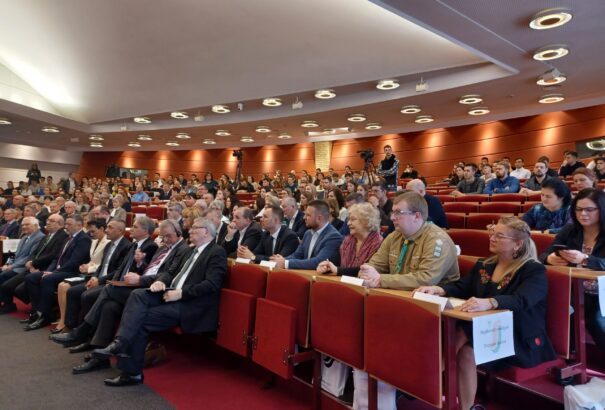 Emlékkonferenciával tisztelegtek Komáromban a 20 éves Selye János Egyetem előtt – Képekkel