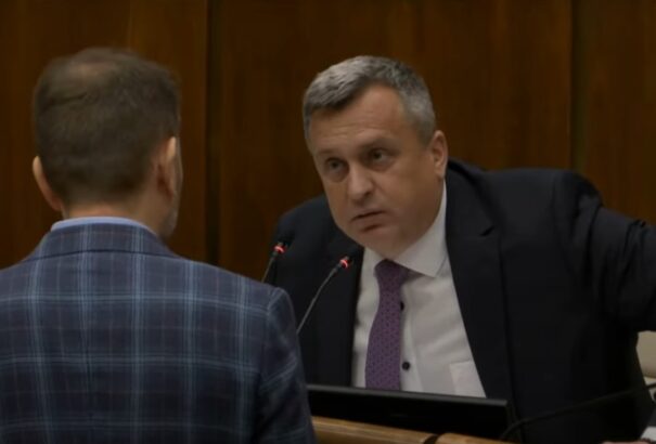 Matovič összebalhézott Dankoval a parlamenti ülésen. Repkedtek a válogatott sértések
