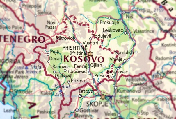 Letartóztatások, irodák feldúlása, zászló-eltávolítás – ezúttal Koszovó provokálja a szerbeket