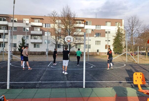 Aktív kikapcsolódásra adnak lehetőséget Komárom új játszóterei – Képekkel