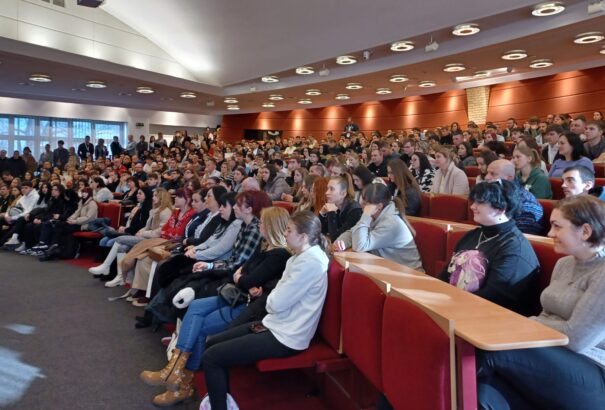 Nagy érdeklődést mutattak a középiskolás diákok  a komáromi Selye János Egyetem iránt