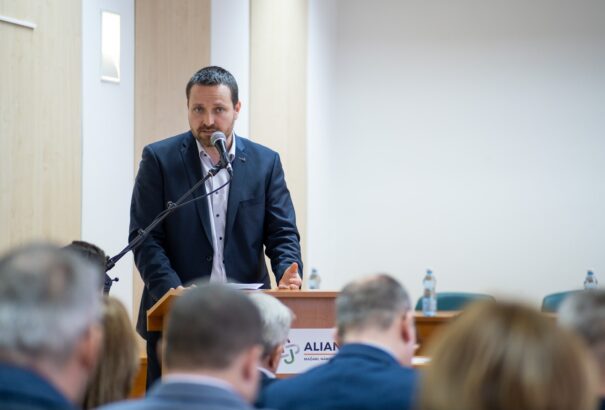 Az idő eddig is minket igazolt. És most arra figyelmezetetünk, hogy Orosz Örs meg akarja vezetni a választóit