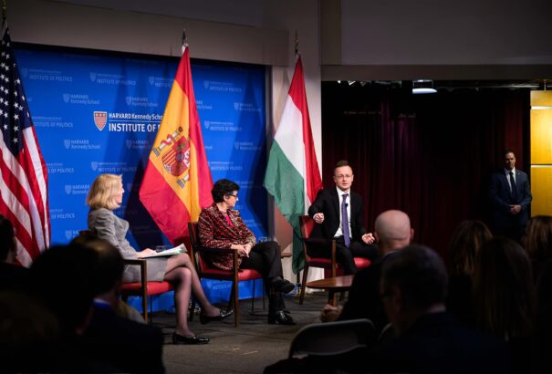 Szijjártó a Harvardon: a magyar kormány azt mondja, amit tesz, és azt teszi, amit mond