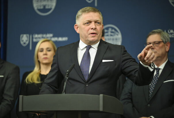 Fico megemelné a miniszterek fizetését. A PS és a KDH nem zárták ki, hogy támogatnák az ötletet