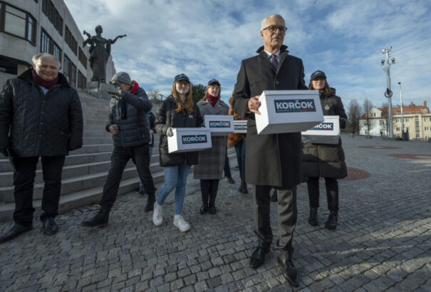 Elnökválasztás: Korčok közel félmillió euróból kampányol, de forrásai felét már felélte