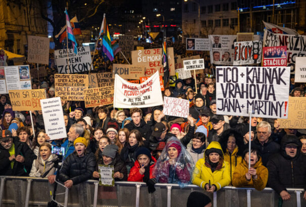 Mi folyik itt? A kormányellenes tüntetésen az LMBTQ-hívek a megmozdulások egyik szervezőjét gyalázzák (Fotó)