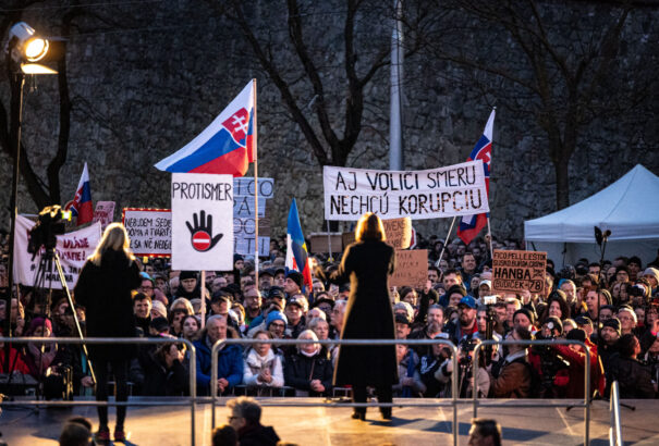 Néhány ezres tömeg tüntetett a kormány intézkedései ellen a parlament épülete előtt