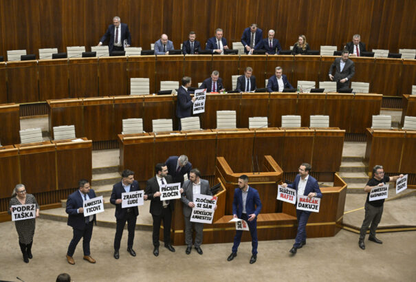 Breaking: A parlament megszavazta a vitatott büntetőtörvénykönyv-módosítást