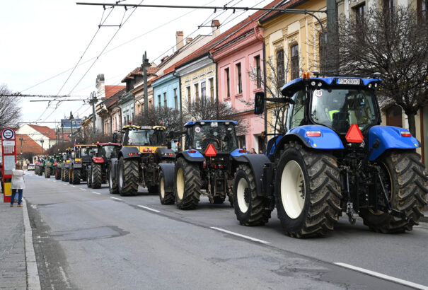 Országos gazdatüntetés zajlik Csehországban is. A traktorok két szlovákiai határátkelőhelyet is lezártak