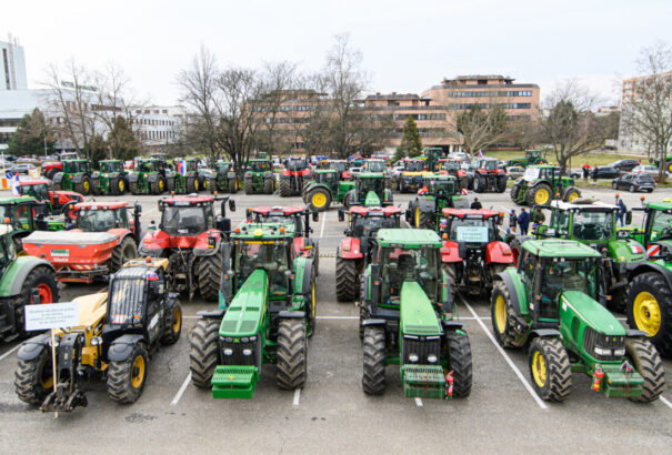 „Csak a munkánkat akarjuk” – csütörtökön több ezer gazda tüntetett országszerte