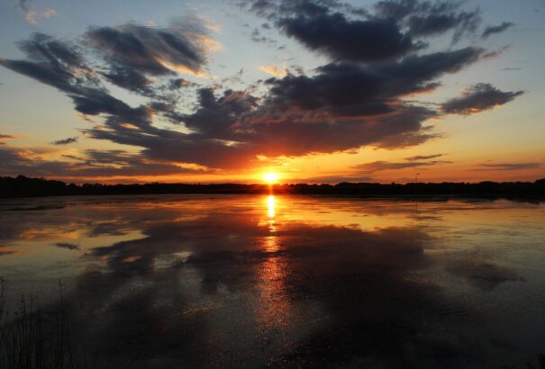 Széllel, futó záporokkal és rendkívüli enyhüléssel indul a hét