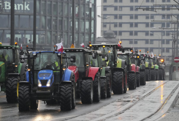 Tiltakozó lengyel gazdák eltorlaszolták az összes lengyel-ukrán határátkelőt