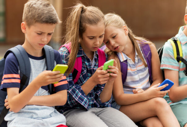 Gyermekjogi biztos: Szabályozni kell a mobilhasználatot az iskolákban
