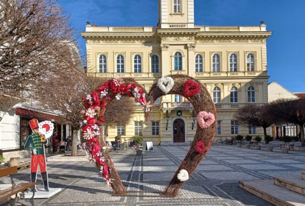 Ismét feldíszített szívecske hozta a hangulatot Bálint napján, Komáromba – Képekkel