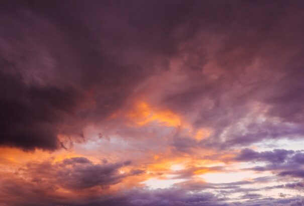 Közepesen felhős idővel és viharos erejű széllel tör ránk a tavasz