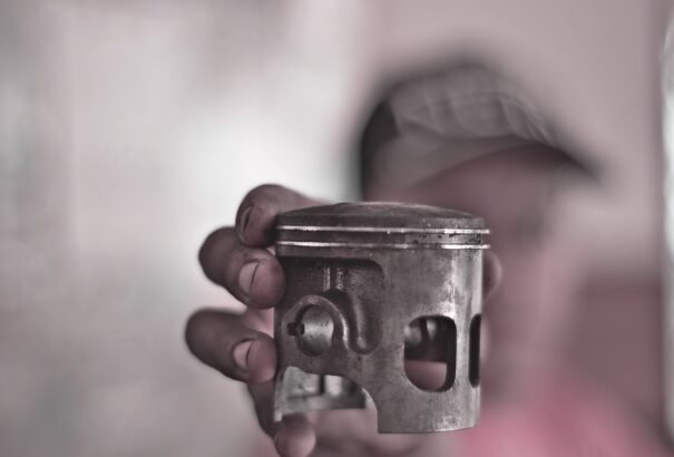 Miért lyukadhat ki az autó motorjában lévő dugattyú?