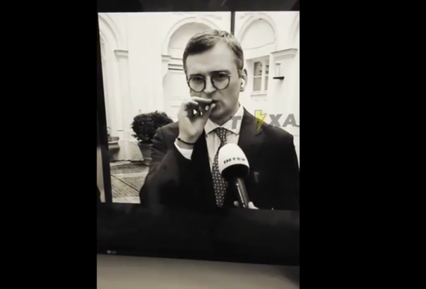 Ukránok ezrei pusztulnak a fronton, míg a külügyminiszterük vígan szivarozgat