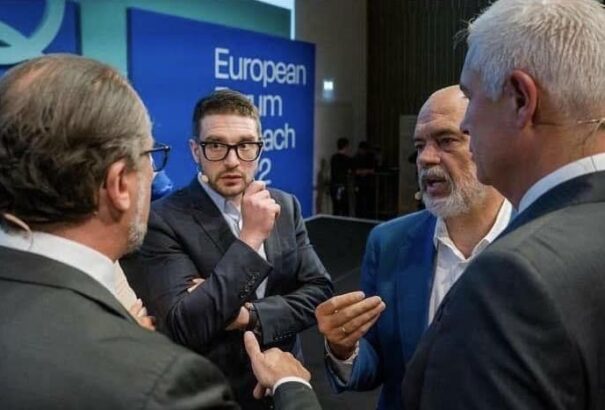 Gyimesi közös képet posztolt Korčokról és Sorosról