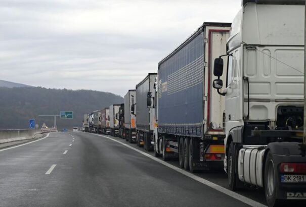 Több mint ezer teherautó várakozik a szlovák-ukrán határ szlovák oldalán