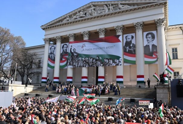 Orbán Viktor: A baloldal követ tör, mi katedrálist építünk