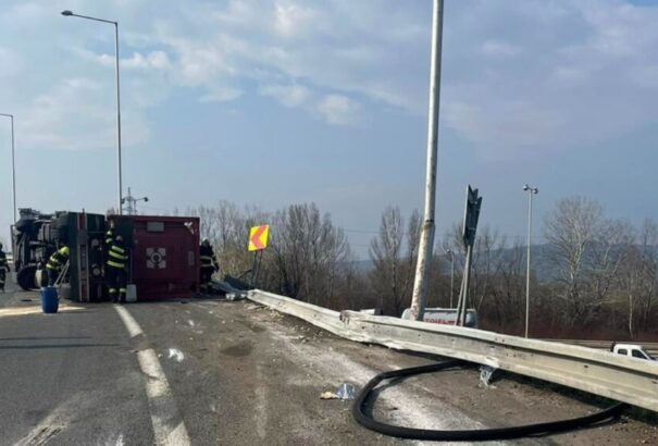 Felborult egy pótkocsis teherautó a D1-es autópályán Pozsonyban