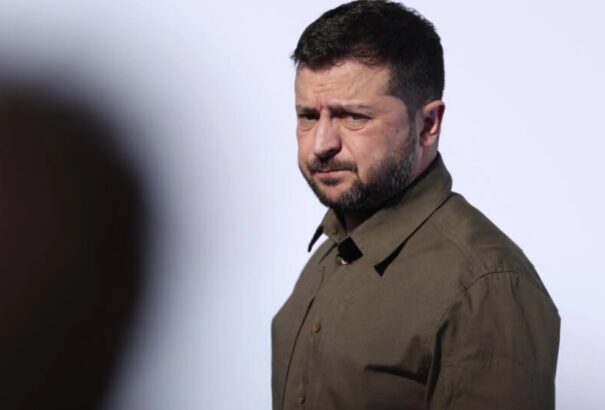 Zelenszkij kirúgta a tanácsadóit és a vezető asszisztensének is ajtót mutatott