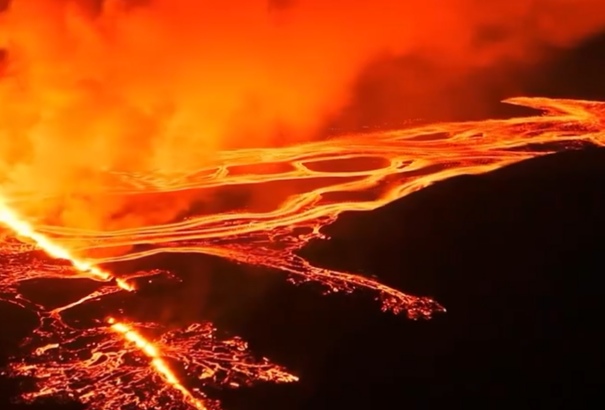 Felbugyog a pokol: Izlandon ismét kitört a vulkán (videó)