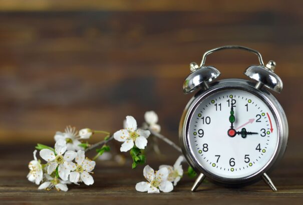 Óraátállítás 2024: Vasárnapra virradóra ismét egy órával kevesebbet alhatunk – jön a nyári időszámítás