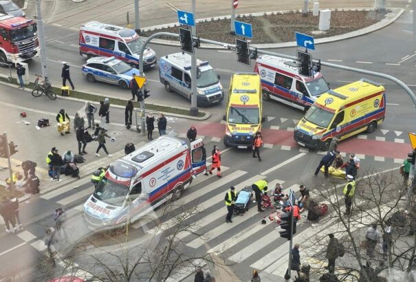 Tömegbe hajtott egy autó Lengyelországban