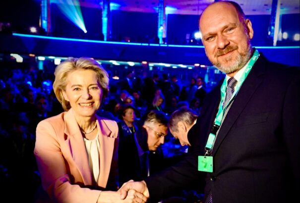 Pandy Péter az európai érdekek sírásóival szelfizett Bukarestben. Mégis, mit akar üzenni ezzel a választóknak?