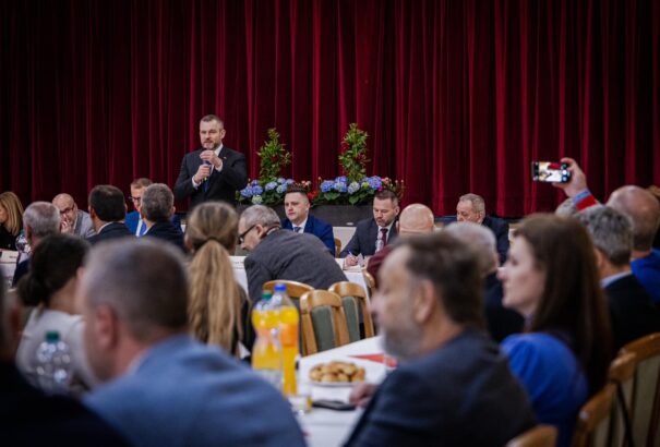 Teltház fogadta a Csallóközben a regionális fejlesztési lehetőségekről tárgyaló Peter Pellegrinit