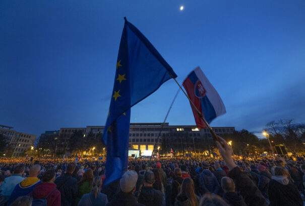 Több ezren tüntettek a kormány ellen Pozsonyban és Kassán