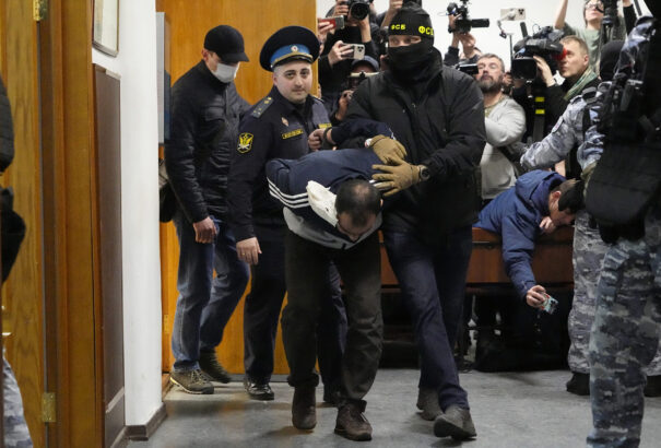 A moszkvai bíróság előzetes letartóztatásba helyezte a pénteki terrortámadás gyanúsítottjait