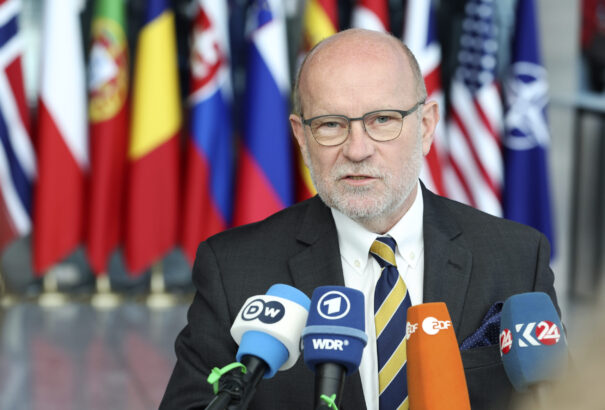 A prágai holland nagykövetség inkább lemondta a szlovák kormányellenes rendezvényt. Káčer a Facebookon gyalázkodik