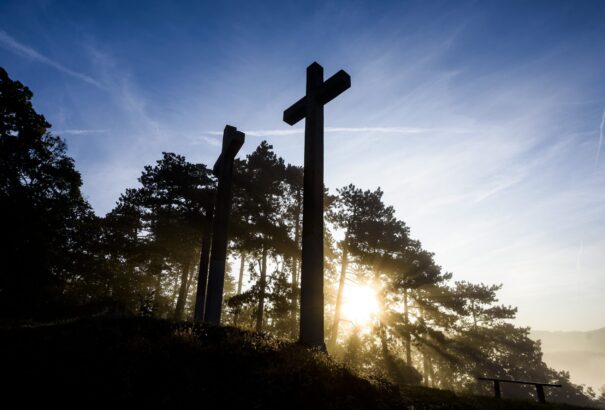 A húsvéti népszokásokról: mire jó a tűzszentelés hamuja, miért kell megrázni a fákat nagyszombaton és melyik az általános tisztálkodás napja?
