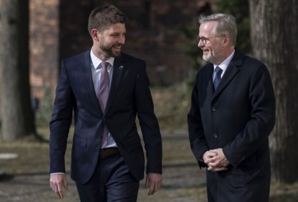 A cseh kormányfő a szlovák progresszív ellenzékkel szövetkezik Ukrajna katonai támogatása érdekében