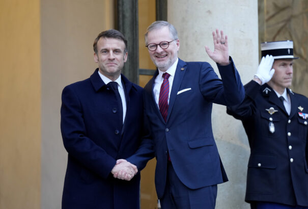 Macron és Fiala ámokfutása valójában a háborúpárti elit fuldoklása