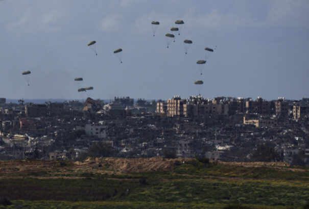 Öt embert csaptak agyon a gázai légisegélyek, mert nem nyíltak ki az ejtőernyők