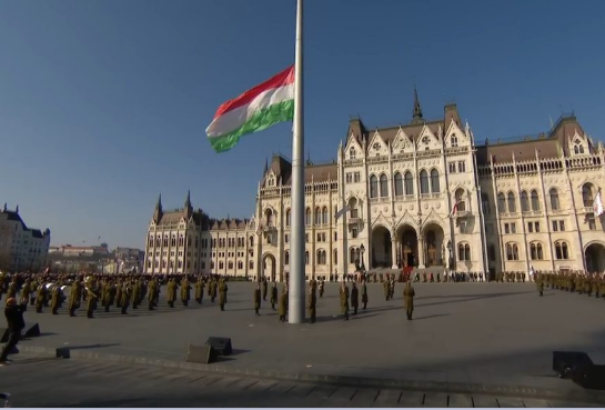 Március 15. – Felvonták a nemzeti lobogót az Országház előtt