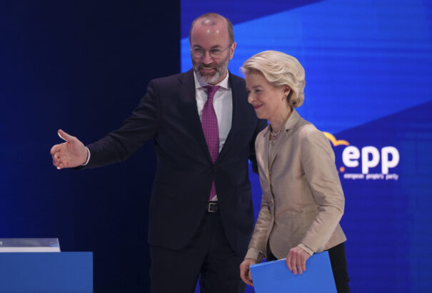 Skizofrén állapot: A Néppárt támogatja a saját csúcsjelöltje ellen indított pert