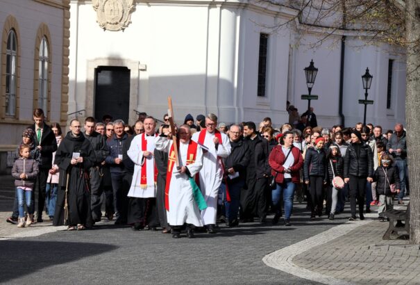 Jelentős számú hívőközösség vett részt a szent három nap szertartásain Komáromban