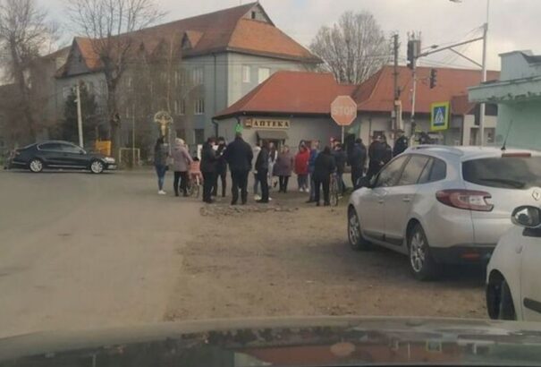 Útlezárással tiltakoztak az erőszakos mozgósítás és a toborzóirodák túlkapásai ellen Munkács közelében