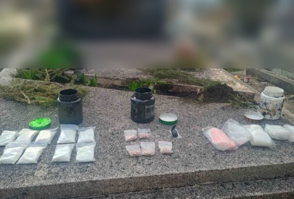 Családtagjuk sírjában rejtegették a kábítószert. A rendőrség elfogdta őket – Képekkel