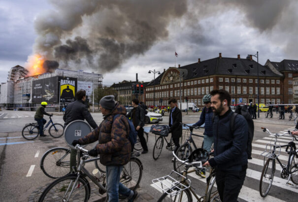 Még mindig ég a tűz a koppenhágai tőzsde épületében