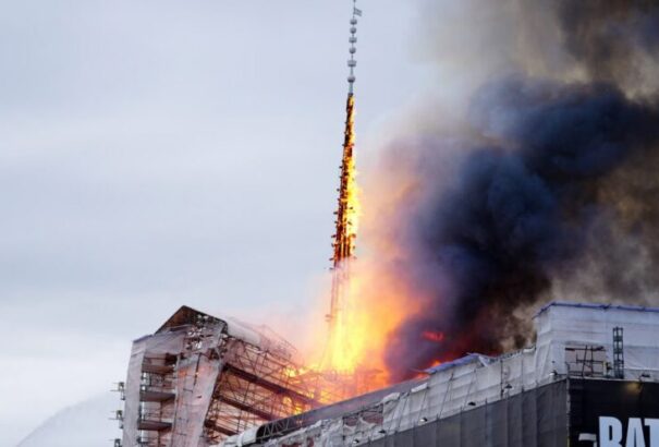 Tűz ütött ki a koppenhágai tőzsde történelmi épületében – a tornya már összedőlt (videó)