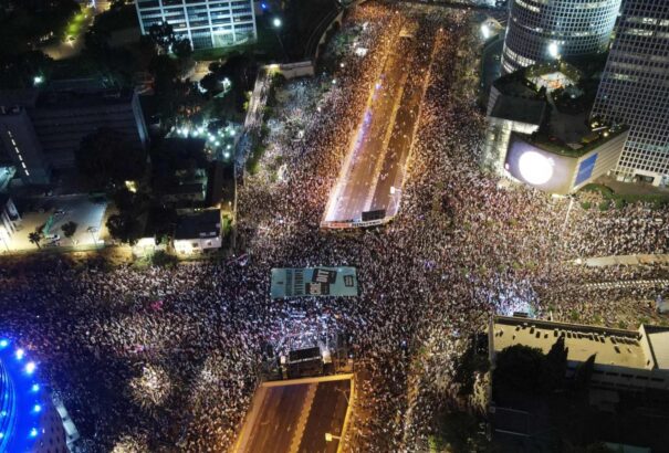 Ezrek tüntettek hétfő este Tel-Avivban – a túszok szabadon bocsátását követelték