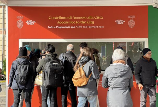 Velence bekeményített: Tényleg beszedik az 5 eurós belépőt