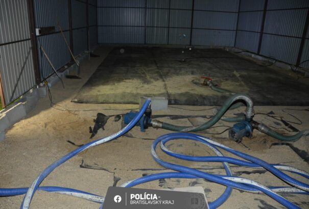 Ilyet még a rendőrök sem láttak: két férfi közvetlenül a termékvezetékből szivattyúzta ki a gázolajat