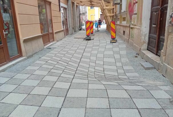 Optikai csalódást előidéző térkövezéssel tisztelegnek Bolyai János munkássága előtt Kolozsváron